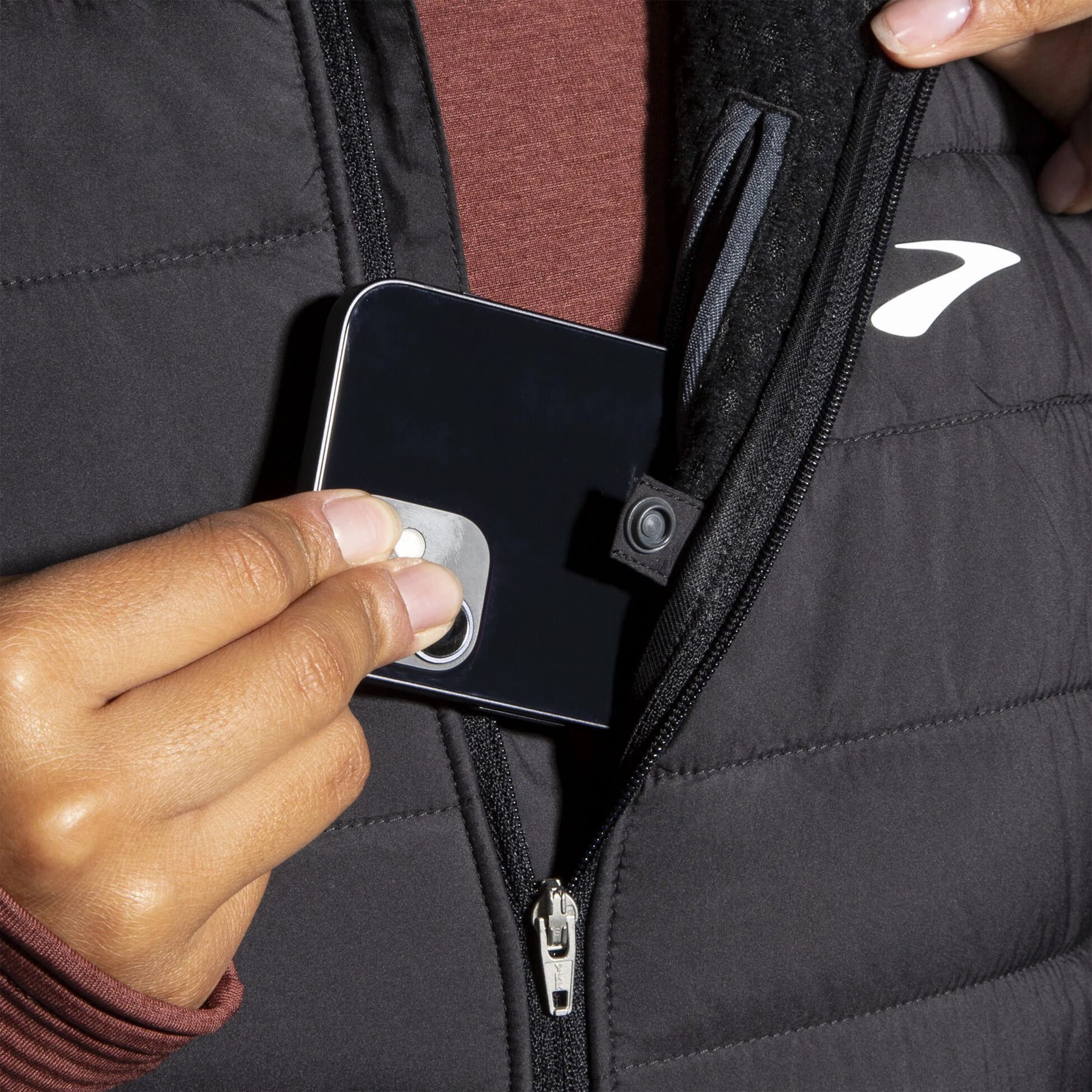 Brooks Shield Hybrid Vest 2.0 001 - Black - Image 7