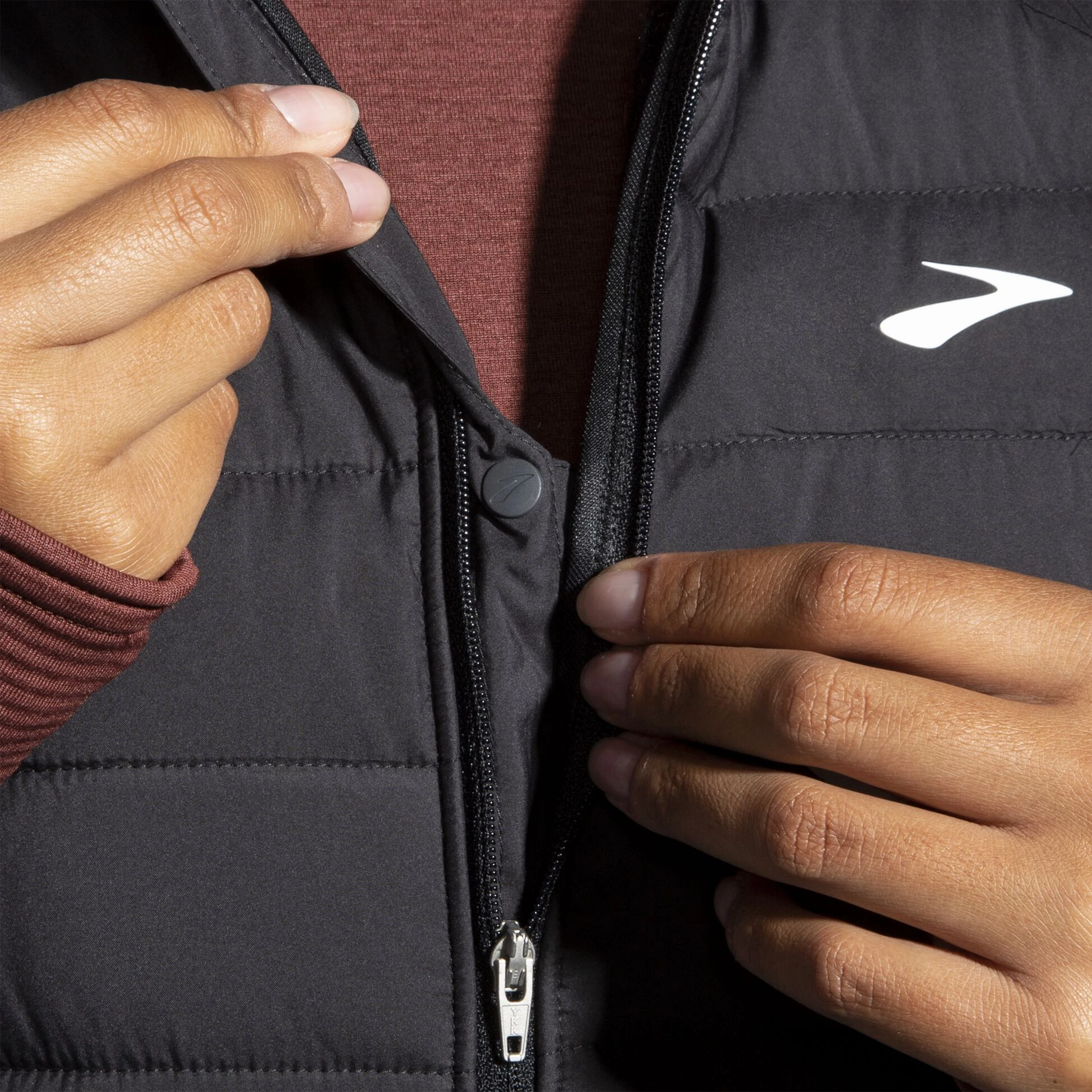 Brooks Shield Hybrid Vest 2.0 001 - Black - Image 9